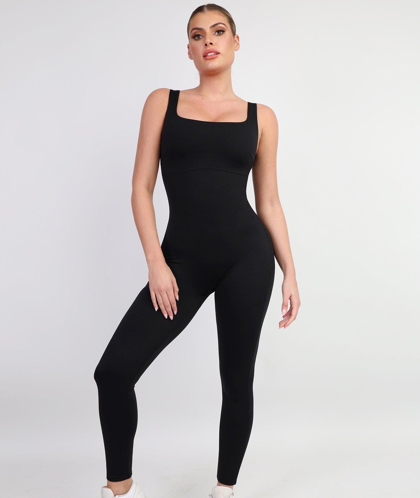 Curvyrella - Figurframhävande bekväm ärmlös jumpsuit | 40% Rabatt